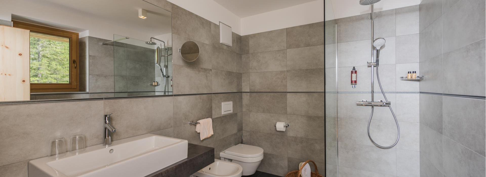 Bathroom of the double room Comfort with shower, washbasin, bidet and WC