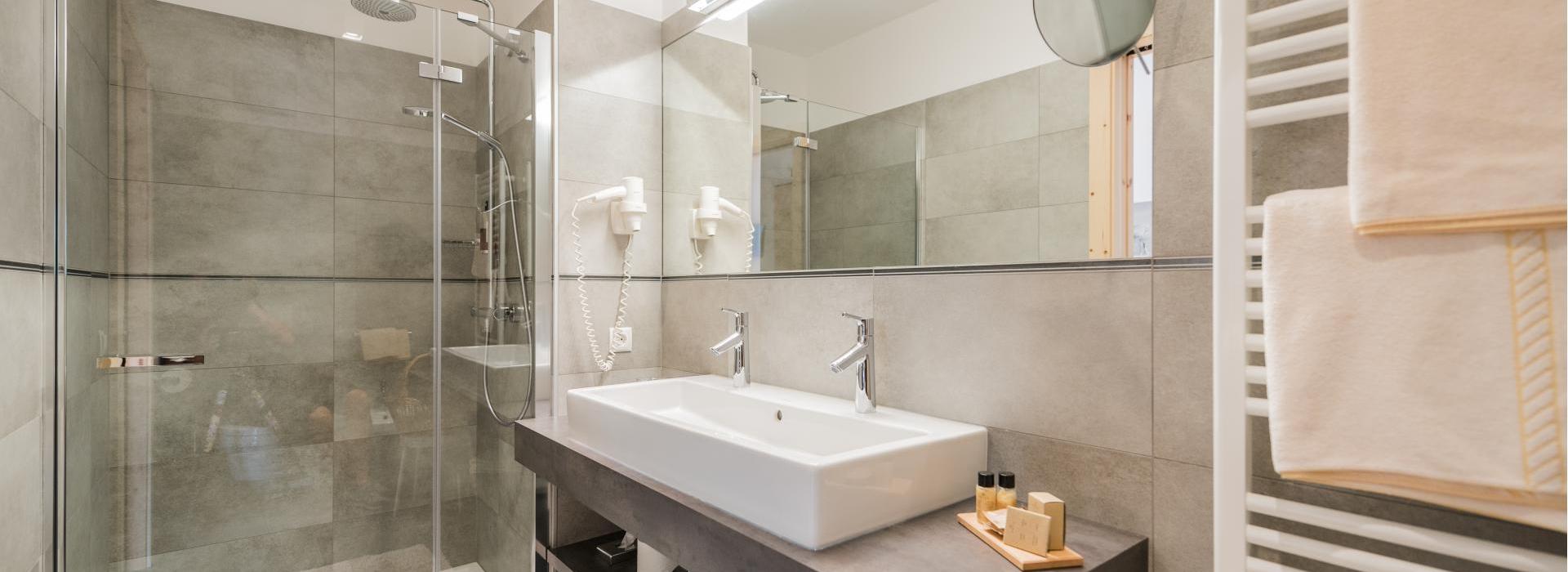 Bathroom of the Junior Suite South with shower and double washbasin