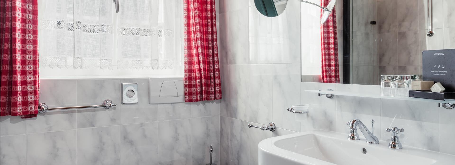 Badezimmer des Romantikzimmer Chalets mit Dusche, Waschbecken, Bidet und WC