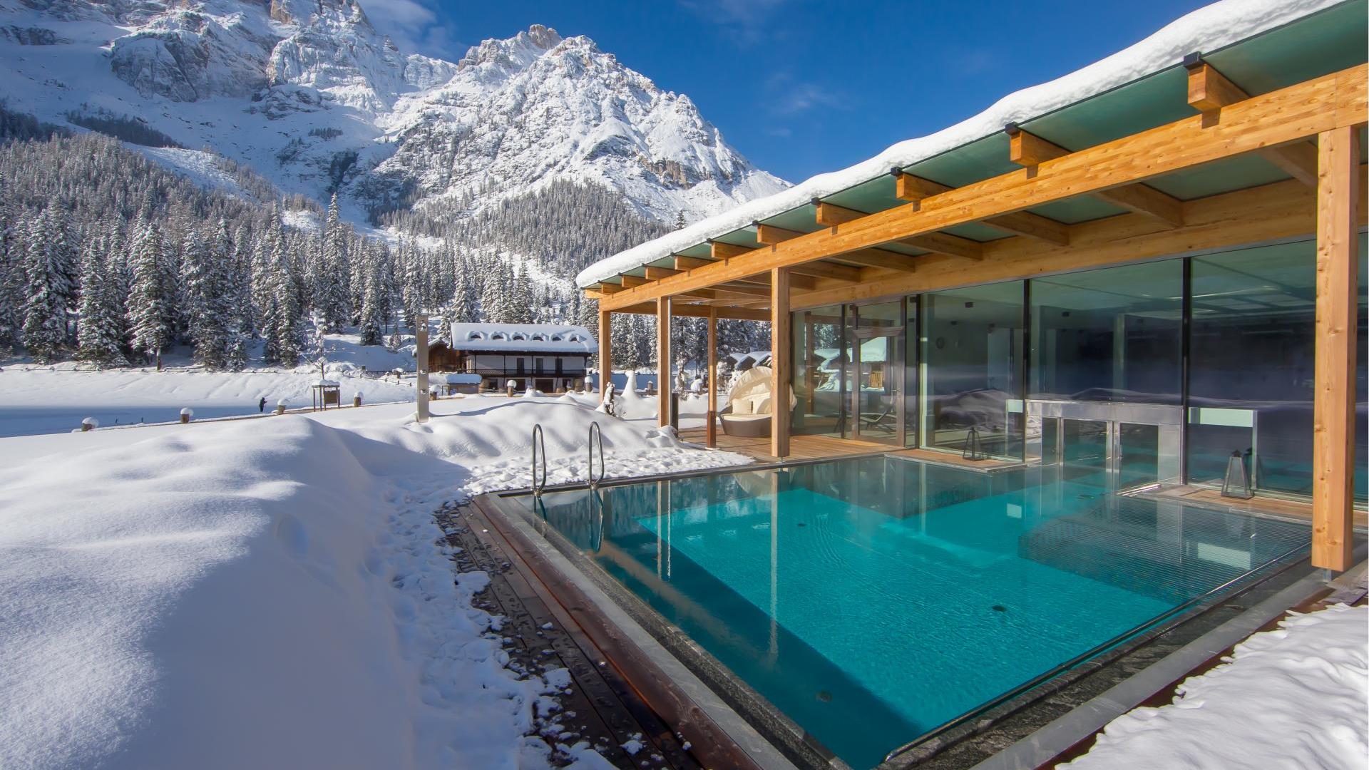 La piscina esterna in inverno