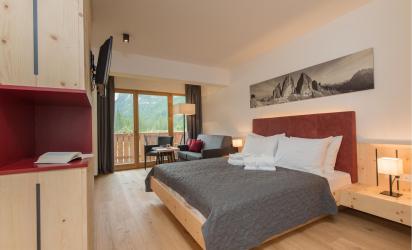 Double room Sepp Innerkofler South with seating area and balcony