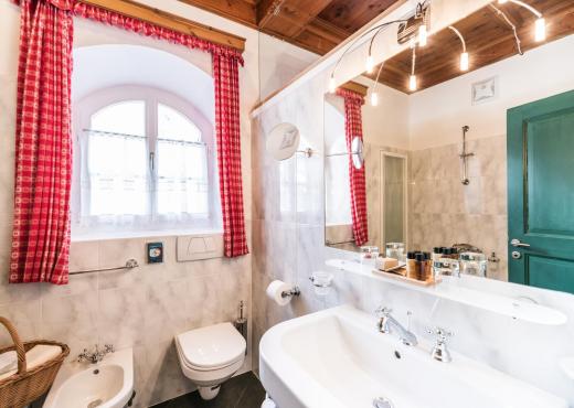 Bagno della camera Romantik Chalet con doccia, lavabo, bidet e WC