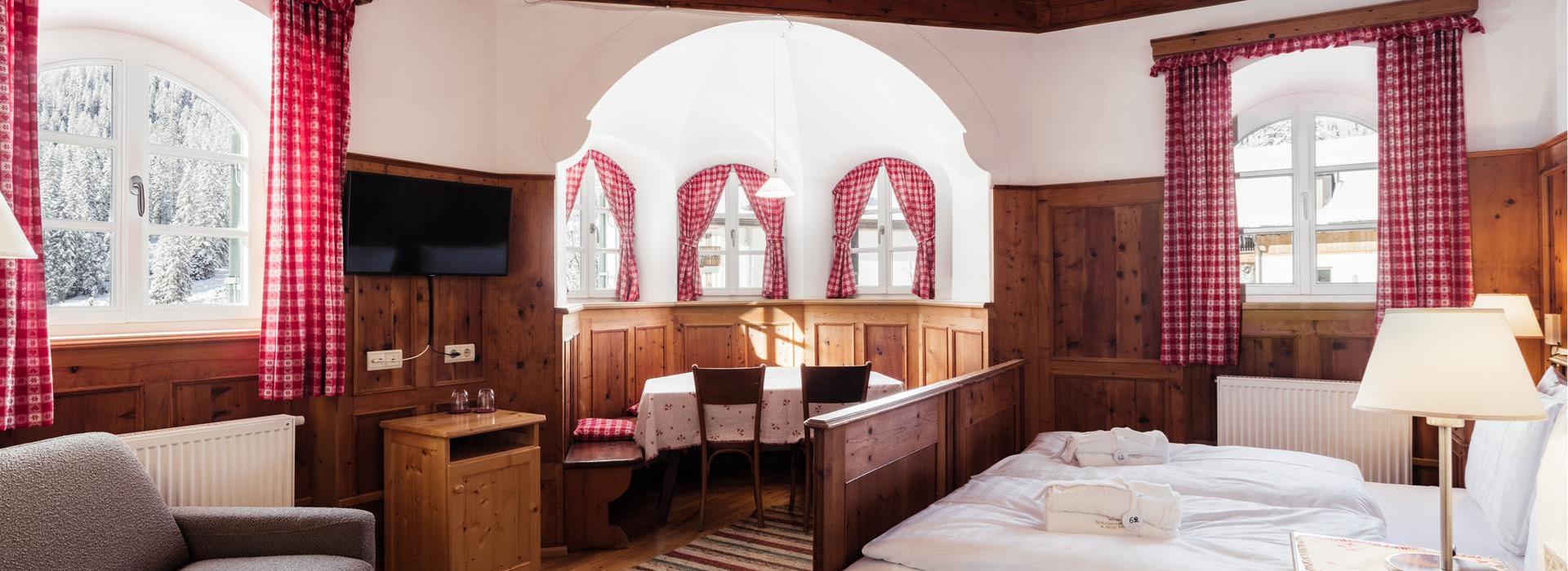Romantikzimmer Chalet mit Doppelbett, Wohnbereich und Erker