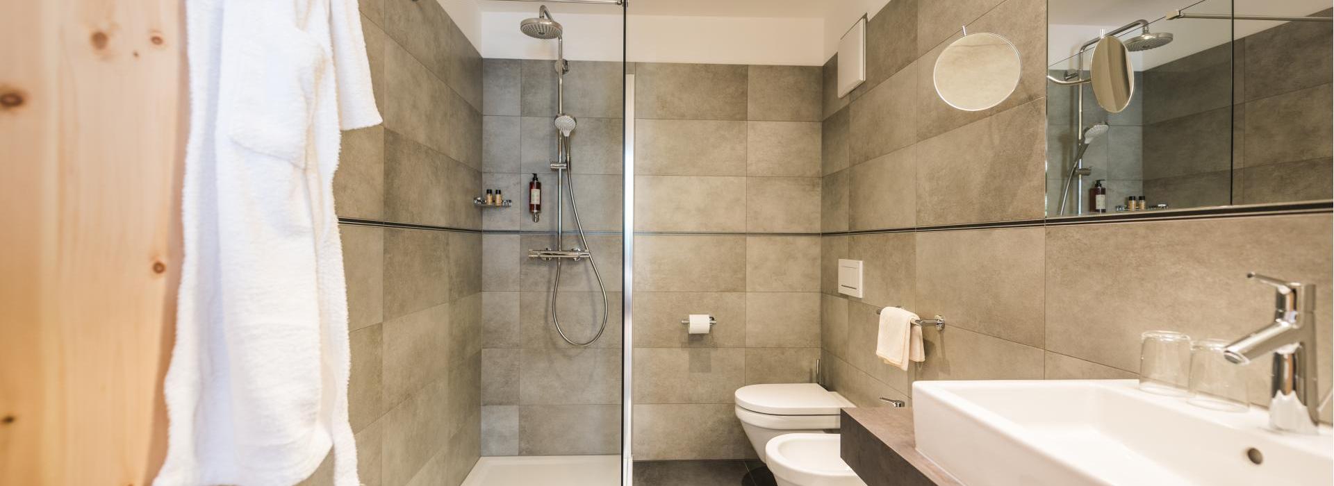 Badezimmer der Juniorsuite mit Dusche, Waschtisch, WC und Bidet