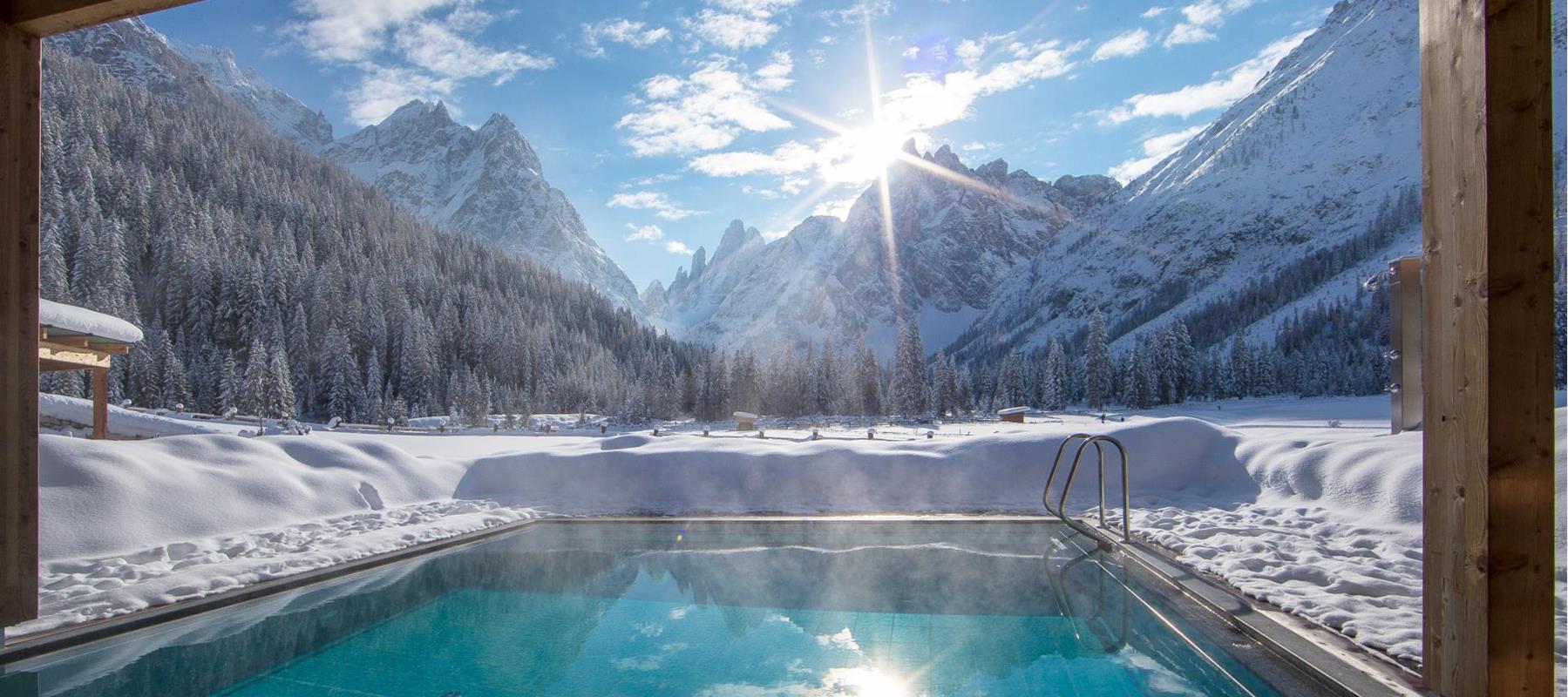 Der Außenpool mit Blick auf die Dolomiten im Winter