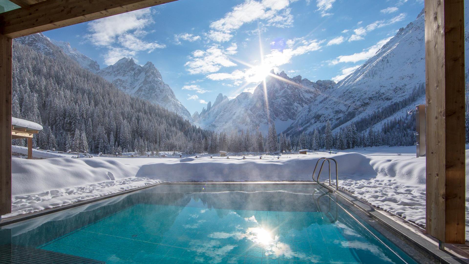La piscina esterna con vista sulle Dolomiti in inverno