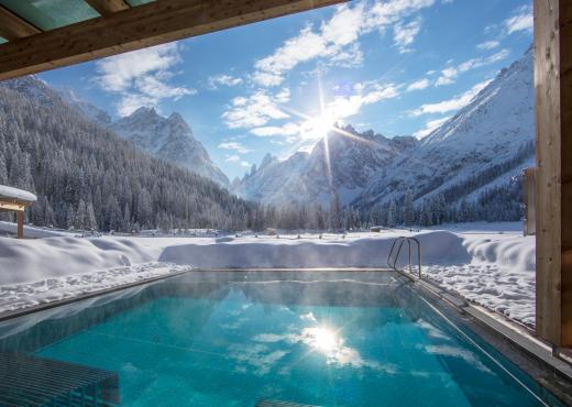 La piscina esterna con vista sulle Dolomiti in inverno