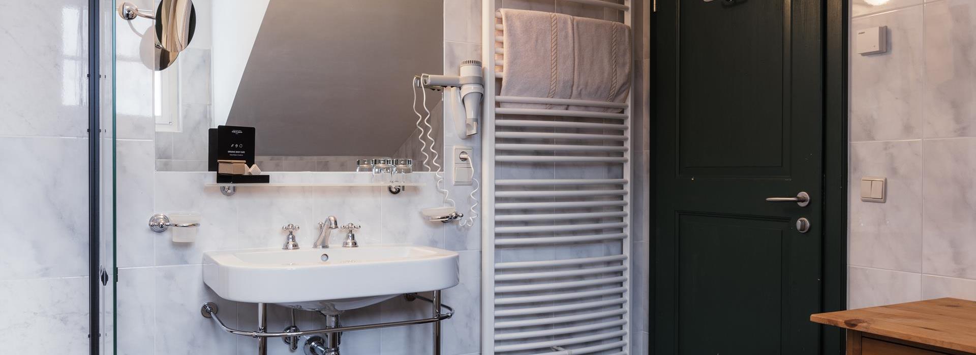 Bathroom of the Superior South Chalet with bathtub and washbasin