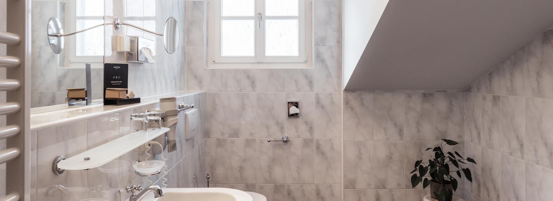 Badezimmer des Comfort Chalets mit Waschbecken, Badewanne, Bidet und WC