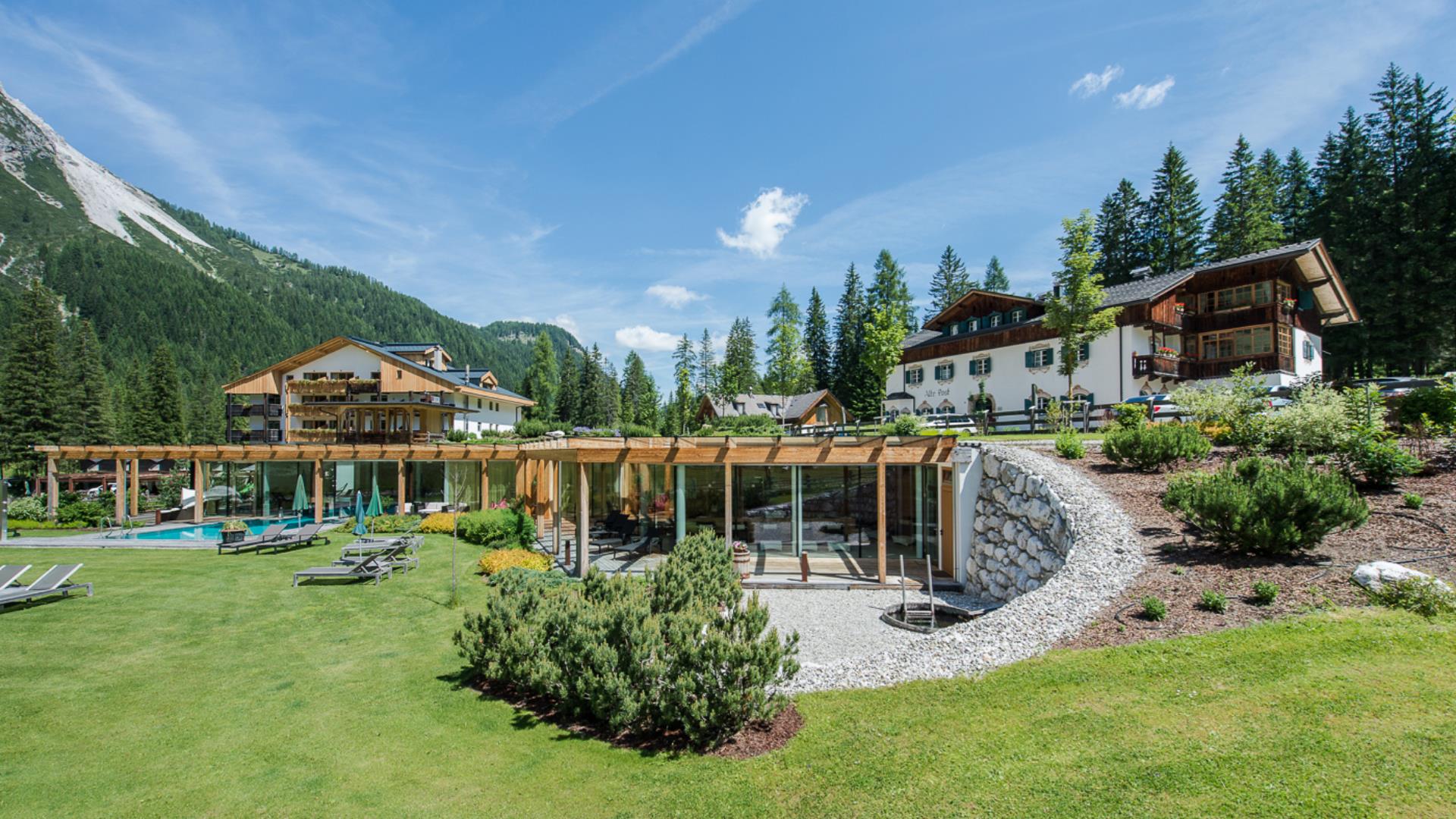 Hotel Dolomitenhof mit Garten und Badehaus