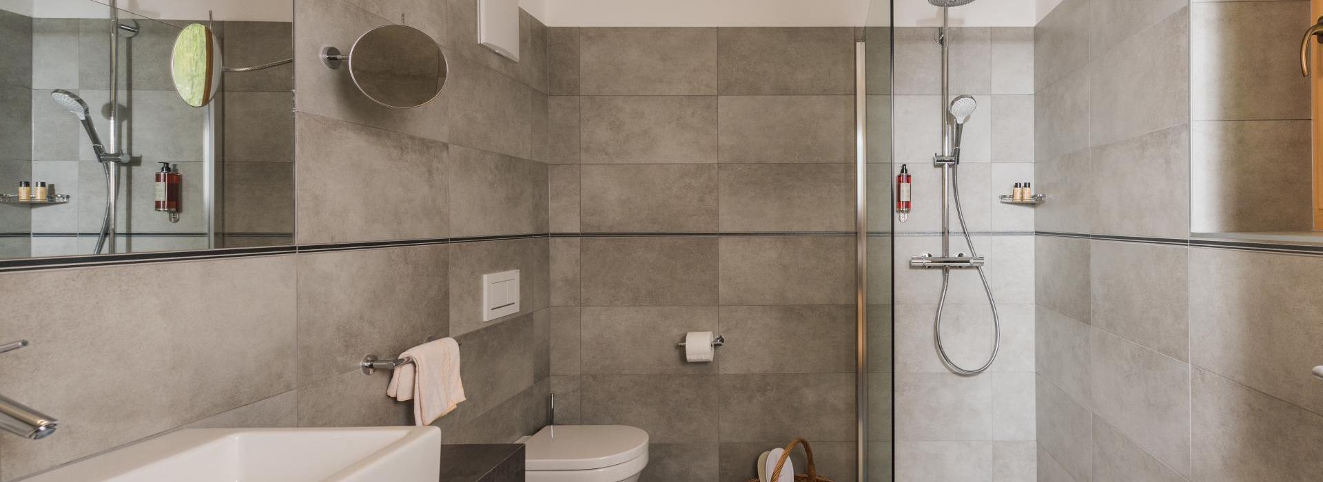 Badezimmer des Doppelzimmers Comfort mit Dusche, Waschtisch, WC und Bidet