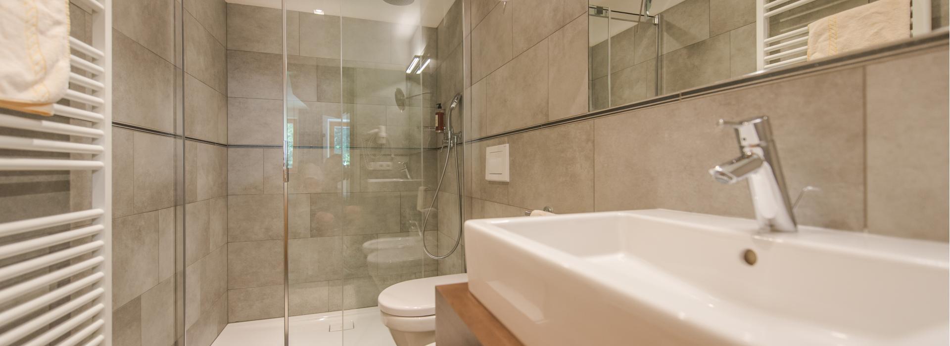Badezimmer des Einzelzimmers Single mit Dusche, Waschtisch, WC und Bidet