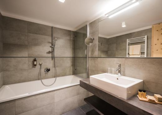 Bathroom of the Family Suite with bathtub and washbasin