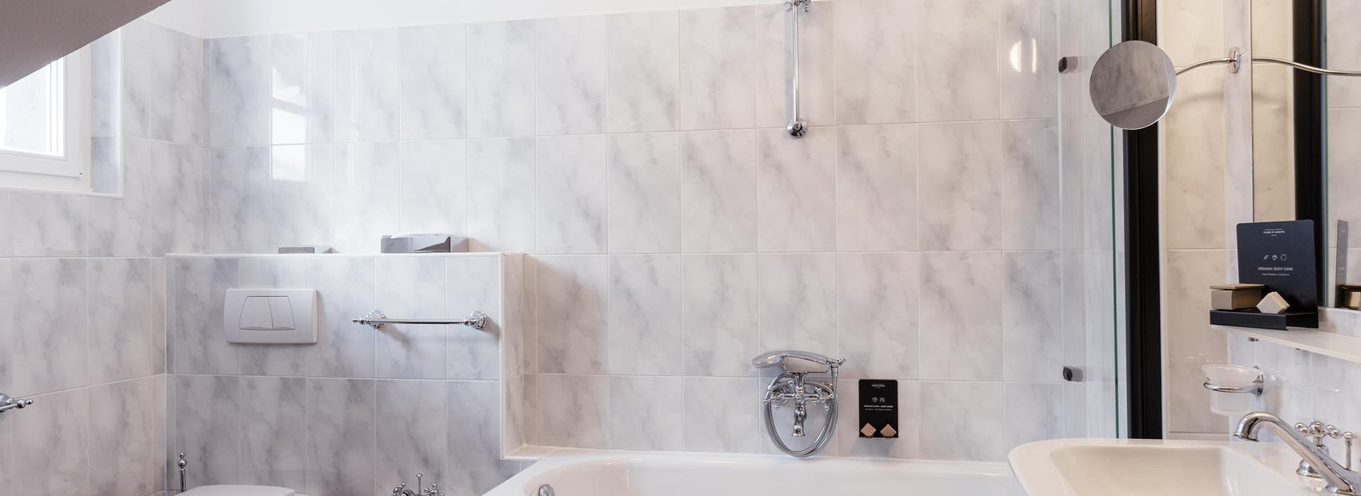 Bathroom of the Superior South Chalet with bathtub, washbasin, bidet, WC and skylight