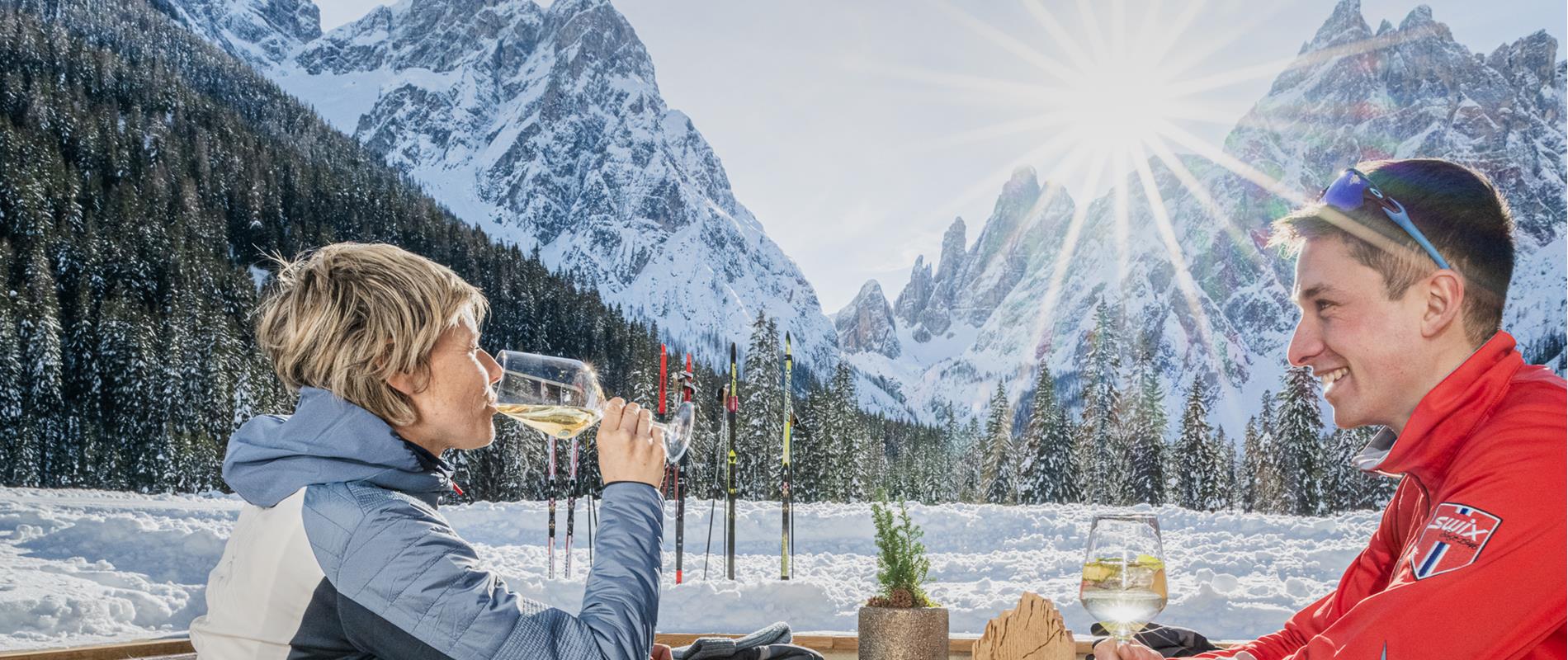 Due persone sulla terrazza del bistrò in inverno