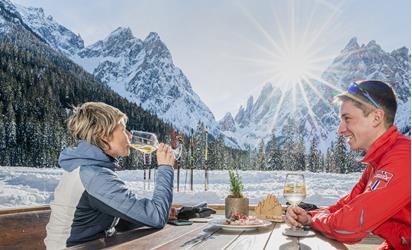 Two people on the terrace of the bistro in winter