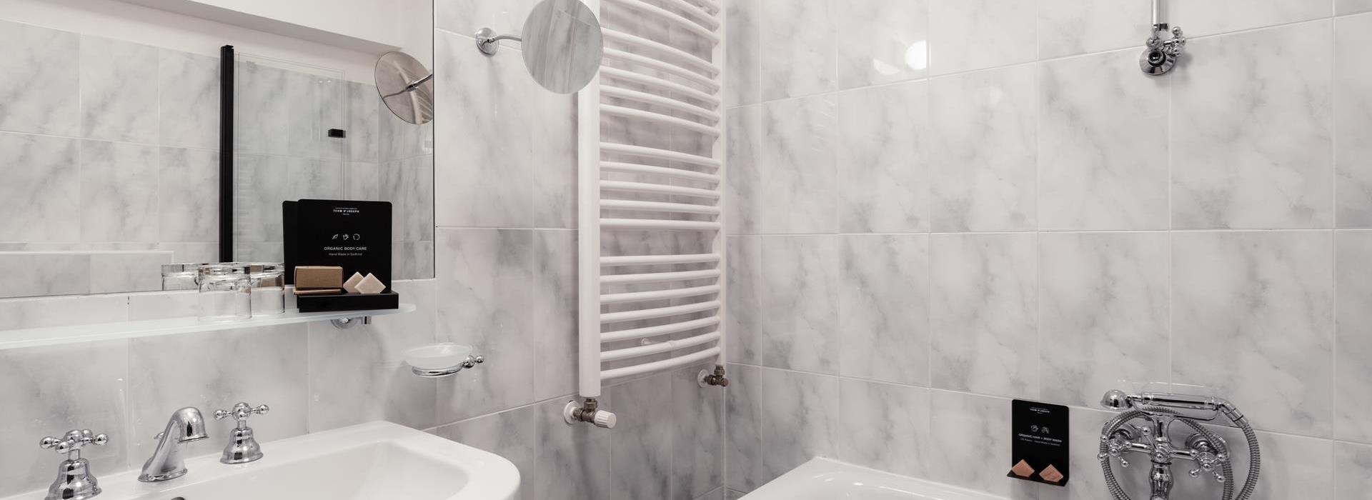 Badezimmer des Comfort Chalets mit Waschtisch und Badewanne