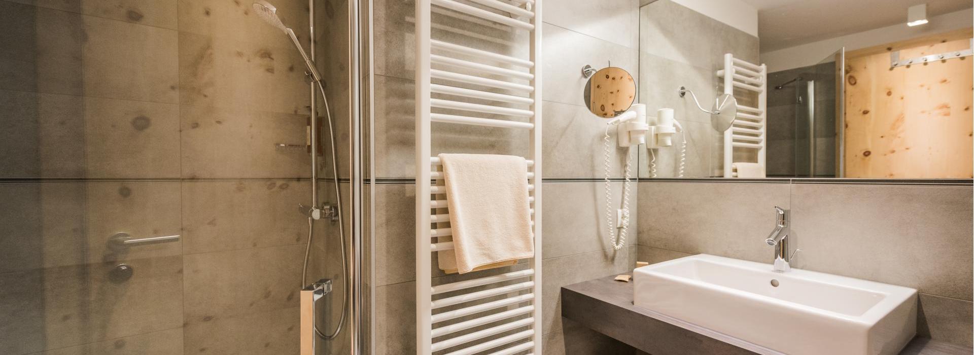 Badezimmer des Einzelzimmers Single Süd mit Dusche und Waschtisch